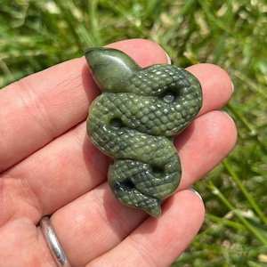Serpentin-Kristallschlange - Geschnitzte Serpentin-Schlange - Serpentin-Stein-Schlange - Miniatur-Serpentin-Schlangenfigur - Grüne Schlangenschnitzerei