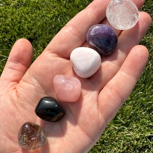 Puede incluir: Una colecci&oacute;n de seis piedras pulidas, que incluyen cuarzo transparente, amatista, cuarzo rosa, calcita rosa, cuarzo ahumado y obsidiana negra.