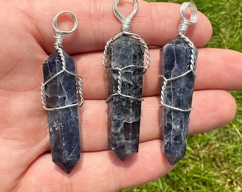 Ciondolo in iolite avvolto in filo metallico - Punta di iolite lucida - Collana di cristallo avvolta in filo metallico - Ciondolo in iolite - Collana di iolite avvolta in filo metallico