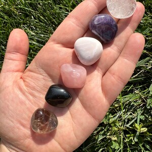 Puede incluir: Una colecci&oacute;n de seis piedras pulidas, que incluyen cuarzo transparente, amatista, cuarzo rosa, calcita transparente, cuarzo ahumado y obsidiana negra.