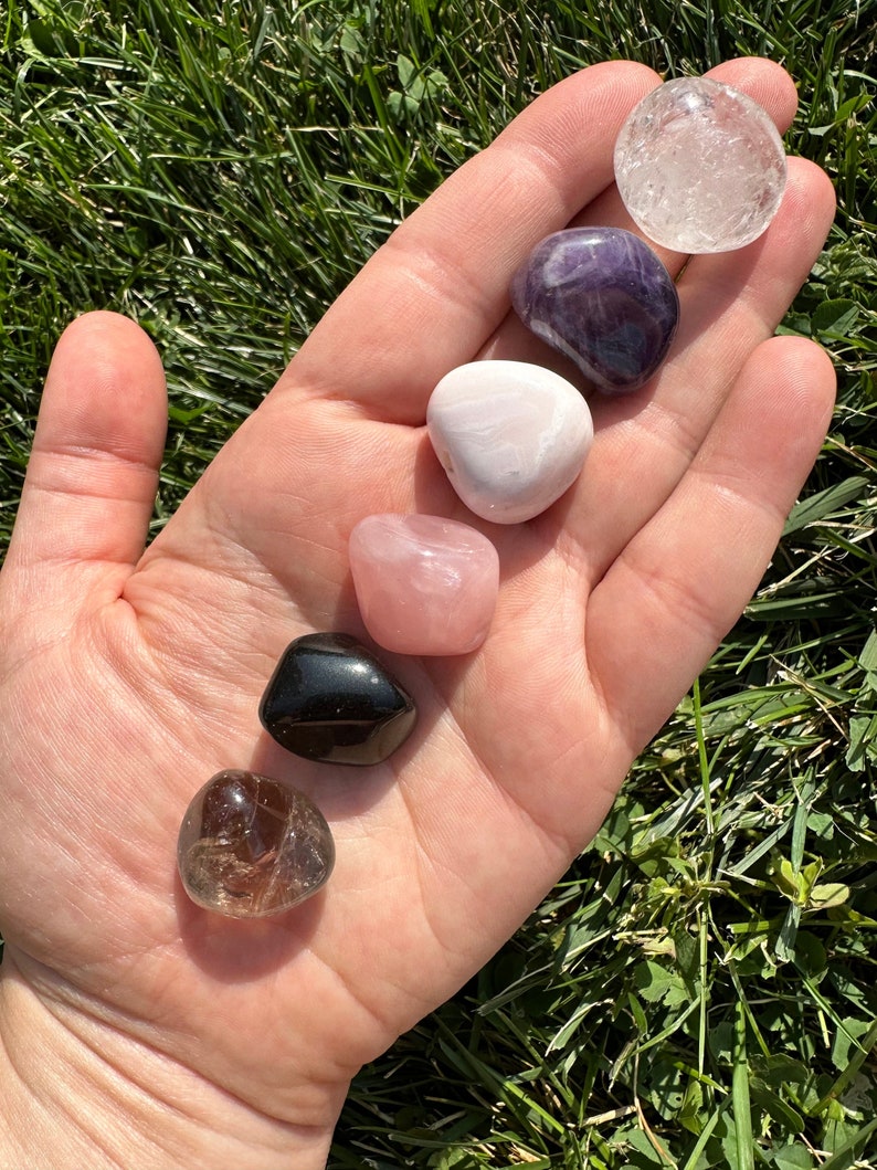 Puede incluir: Una colecci&oacute;n de seis piedras pulidas, que incluyen cuarzo transparente, amatista, cuarzo rosa, calcita transparente, cuarzo ahumado y obsidiana negra.