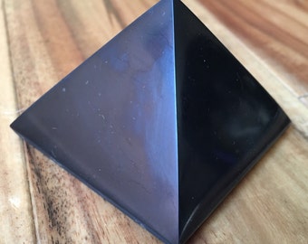 Piramide di shungite - Disponibile in 4 misure - Shungite per la protezione dai campi elettromagnetici - Piramide di shungite proveniente dalla Carelia, Russia
