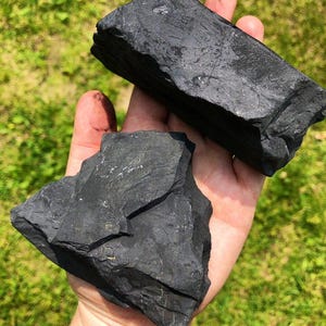 Piedra de shungita en bruto (0,5" - 12") - Shungita en bruto de Karelia, Rusia - Cristales y piedras - Piedra de protección contra campos electromagnéticos - Piedra del chakra raíz