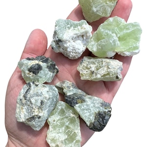 Cristal de prehnita en bruto (de 0,5" a 4") - Piedra de prehnita en bruto - Cúmulo de prehnita - Algunas son prehnitas rutiladas con turmalina negra o epidota imagen 1