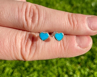 Puede incluir: Un par de pendientes de plata en forma de corazón con piedras turquesa.