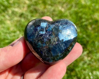 Coeur de larvikite (~ 1,75") - coeur de pierre de larvikite - cristal de labradorite noir - coeur de cristal larvikite poli - coeur de labradorite flashy