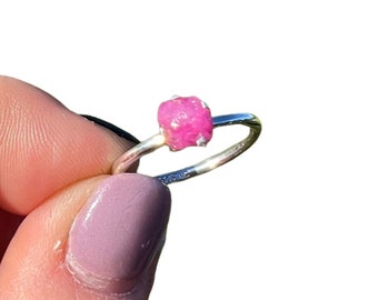 Roher Rubin Ring - Sterling Silber - Größen 4 bis 10 (US) - Zierlicher roher Rubin Stein Ring - Roter Edelstein Ring - Roher Rubin Kristall Ring