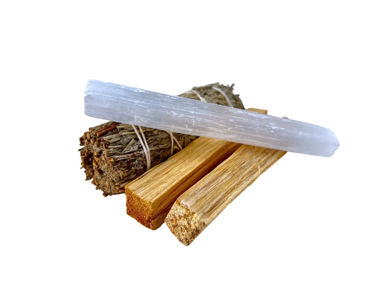 Pu&ograve; includere: Un set di tre strumenti per la purificazione, tra cui un mazzo di salvia, un bastoncino di palo santo e una bacchetta di selenite. La salvia &egrave; legata con uno spago e ha un colore marrone naturale. Il bastoncino di palo santo &egrave; di colore marrone chiaro e ha una consistenza ruvida. La bacchetta di selenite &egrave; un cristallo bianco traslucido con una superficie liscia.