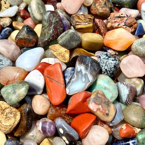 Pedras preciosas roladas mistas - Vários tamanhos disponíveis - Cristais e pedras polidas mistas - Confete de cristal misterioso - Pedras mistas