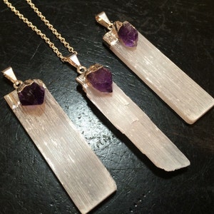 Roher Selenit Anhänger mit Amethyst Spitze - Selenit und Amethyst Halskette - Roher Selenit mit rohem Amethyst Schmuck - Kristall Halskette