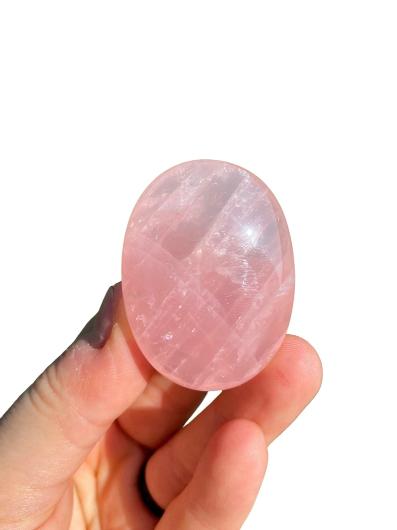 Pu&ograve; includere: Un cristallo di quarzo rosa liscio di forma ovale, di colore rosa pallido e aspetto traslucido. Il cristallo ha una finitura naturale e lucida ed &egrave; una scelta popolare per la guarigione con i cristalli e la meditazione.