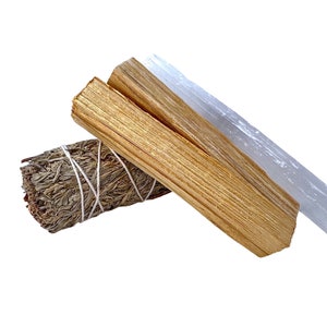 Pu&ograve; includere: Un set di tre bastoncini per la purificazione per la pulizia e la purificazione. Il set include un bastoncino di selenite bianco, un bastoncino di palo santo marrone e un fascio di salvia legato con spago.
