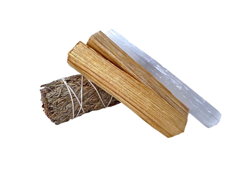 Pu&ograve; includere: Un set di tre bastoncini per la purificazione per la pulizia e la purificazione. Il set include un bastoncino di selenite bianco, un bastoncino di palo santo marrone e un fascio di salvia legato con spago.