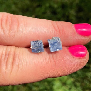 Ruwe oorbellen blauw kyaniet - oorbellen blauw kyaniet - sieraden blauw kyaniet - vierkante oorbellen kyaniet - oorbellen blauw kyaniet