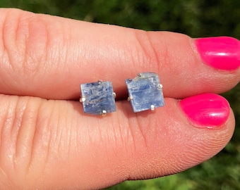 Ruwe oorbellen blauw kyaniet - oorbellen blauw kyaniet - sieraden blauw kyaniet - vierkante oorbellen kyaniet - oorbellen blauw kyaniet