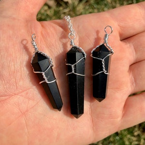 Halsband med svart obsidian - Trådlindat hänge - Hänge med svart obsidiansten - Kristallhalsband - Hänge med svart obsidianspets