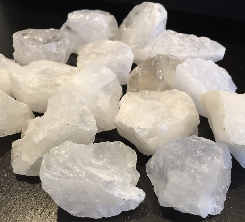 Белый твердый камень. Белый кварц (Quartz White). Кварц непрозрачный камень. Кварц Қуми. Белый кварц Кристалл