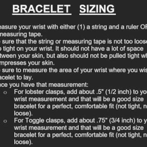 K&ouml;nnte beinhalten: Eine schwarz-wei&szlig;e, textbasierte Anleitung zur Gr&ouml;&szlig;enbestimmung von Armb&auml;ndern. Die Anleitung enth&auml;lt Anweisungen, wie Sie Ihr Handgelenk mit einer Schnur oder einem Ma&szlig;band messen und wie Sie die Messung an die Art des Verschlusses anpassen. Die Anleitung enth&auml;lt auch einen Hinweis darauf, dass das Armband nicht zu eng oder zu locker sitzen sollte.
