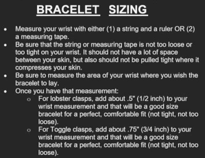 K&ouml;nnte beinhalten: Eine schwarz-wei&szlig;e, textbasierte Anleitung zur Gr&ouml;&szlig;enbestimmung von Armb&auml;ndern. Die Anleitung enth&auml;lt Anweisungen, wie Sie Ihr Handgelenk mit einer Schnur oder einem Ma&szlig;band messen und wie Sie die Messung an die Art des Verschlusses anpassen. Die Anleitung enth&auml;lt auch einen Hinweis darauf, dass das Armband nicht zu eng oder zu locker sitzen sollte.