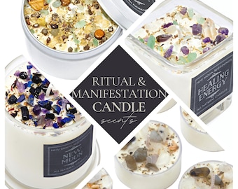 Pode incluir: Uma coleção de velas de cera branca em recipientes de vidro e metal, cobertas com várias pedras preciosas polidas e ervas. Os rótulos incluem textos como Prosperity, Healing Energy, New Moon e Ritual & Manifestation Candle Scents.