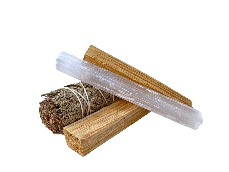 Pu&ograve; includere: Un set di tre bastoncini per la purificazione per la pulizia e la purificazione. Il set include un bastoncino di selenite bianco, un bastoncino di palo santo marrone e un bastoncino di salvia avvolto in spago.
