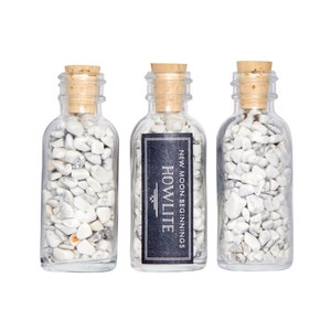 Fles witte howlietkristallen - fles witte howlietsteen - witte howlietschilfers - edelsteenfles - witte howliet-edelsteen - getrommelde snippers