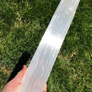 Losa de selenita cruda (20-45 cm) Varita de selenita cruda - Cristales de selenita cruda - Trozo grande de selenita - Varita de cristal cruda - Barra de selenita