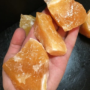 Orange Kalcit (Medium 5-8 cm) - Grov Orange Kalcit - Rå Orange Kalcit - Kristaller och Stenar - Positiv Energi - Naturlig Kalcit
