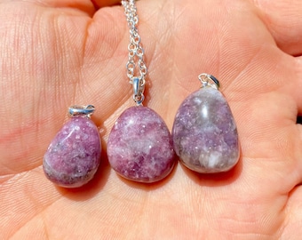 Puede incluir: Tres collares de plata con piedras de lepidolita lisas, moradas y grises de diferentes tamaños.