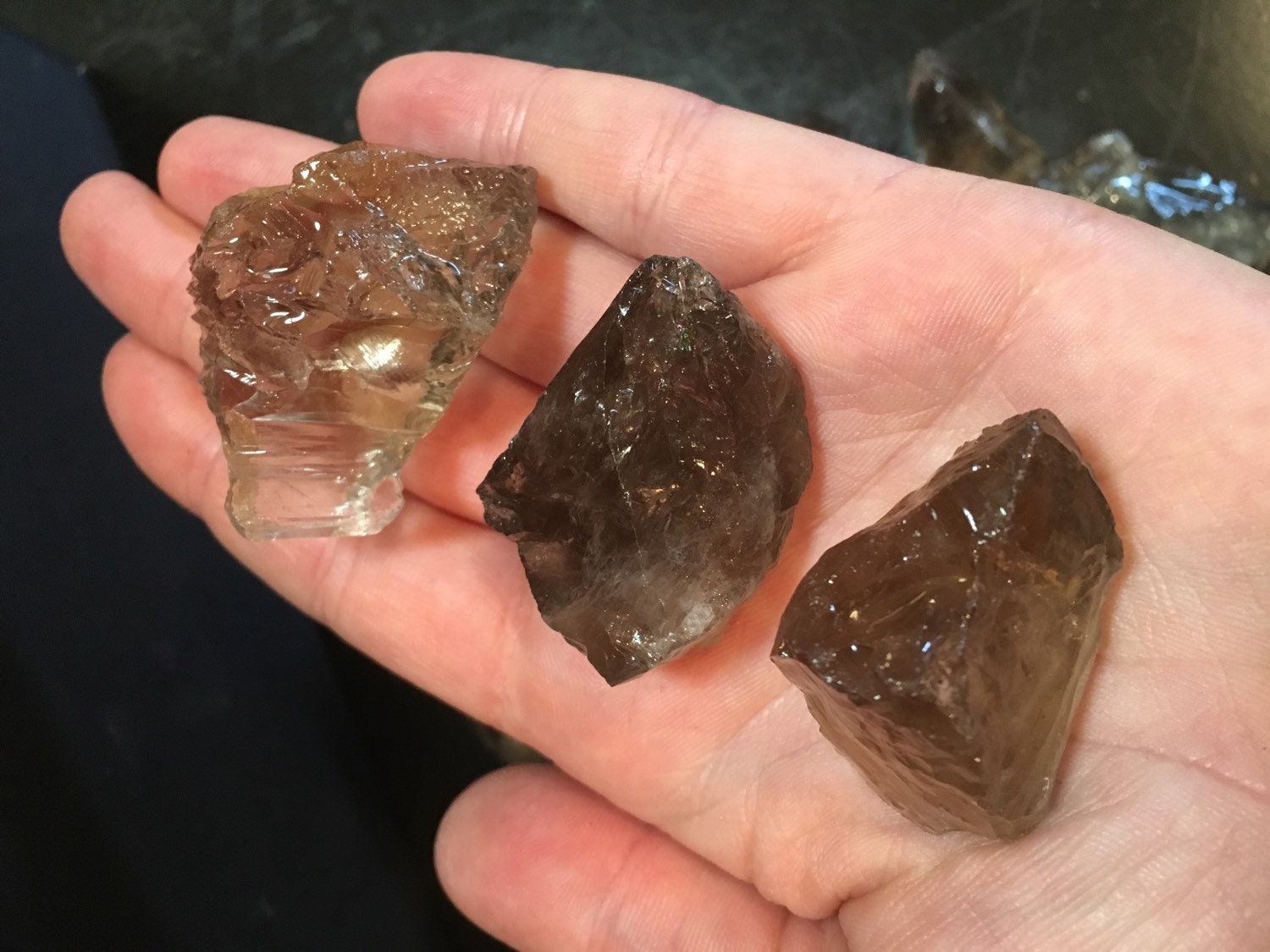 スモーキークォーツ原石（0.5インチ～3インチ） - スモーキー