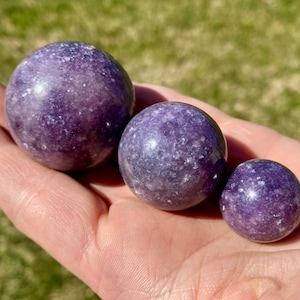 Sfera di pietra di lepidolite - Sfera di cristallo - Lepidolite lucida - Lepidolite lilla - Cristallo per l&#39;equilibrio del chakra della corona - Sfera di cristallo di lepidolite