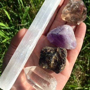 Cristales de fuerza y protección: selenita, ámbar, cuarzo ahumado, amatista y cuarzo transparente. Kit de protección de cristales. Set de regalo con piedras protectoras.