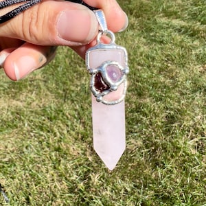 Soulmate Anhänger - Rosenquarz Klinge Anhänger - Liebe und Glück Anhänger - Ziehe dein Soulmate Amulett an - Ziehe Liebe Intention Kristalle an