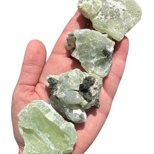 Cristal de prehnita en bruto (de 0,5" a 4") - Piedra de prehnita en bruto - Cúmulo de prehnita - Algunas son prehnitas rutiladas con turmalina negra o epidota imagen 5