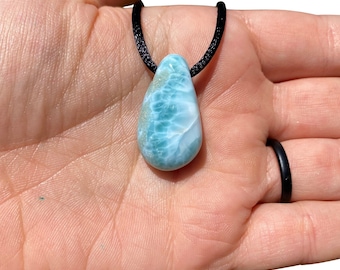 Larimar Trommelstein Anhänger mit schwarzer Kordel 72cm - Polierter Larimar Stein in Tropfenform - Larimar Schmuck - Larimar aus der Dominikanischen Republik