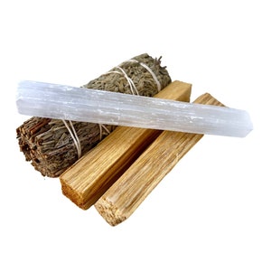 Pu&ograve; includere: Un set di tre bastoncini per la purificazione, tra cui selenite bianca, palo santo e salvia. I bastoncini sono raggruppati e pronti per essere utilizzati in un rituale di purificazione spirituale.