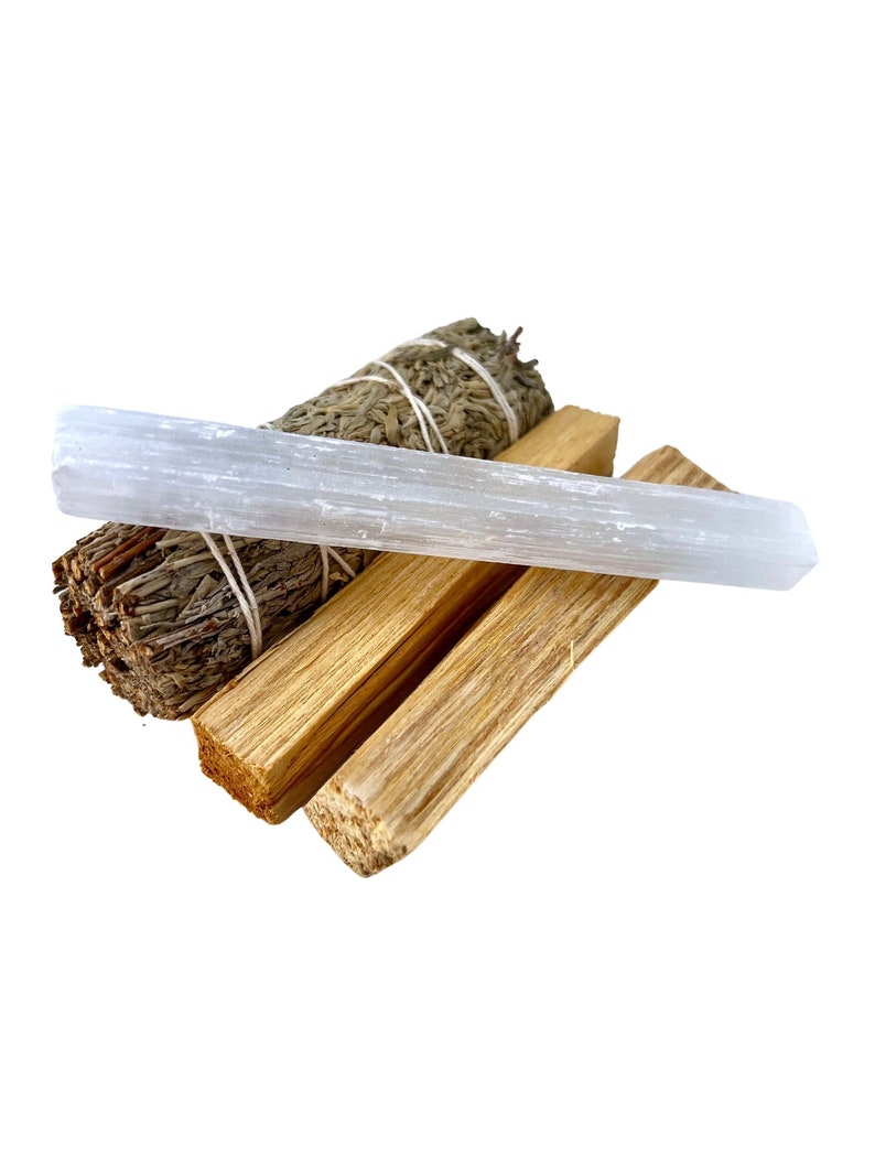 Pu&ograve; includere: Un set di tre bastoncini per la purificazione, tra cui selenite bianca, palo santo e salvia. I bastoncini sono raggruppati e pronti per essere utilizzati in un rituale di purificazione spirituale.