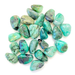 Puede incluir: Una colecci&oacute;n de piedras de esmeralda verde pulidas. Las piedras son lisas y pulidas, con una variedad de formas y tama&ntilde;os.