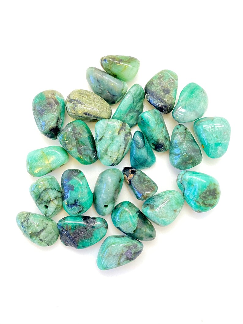 Puede incluir: Una colecci&oacute;n de piedras de esmeralda verde pulidas. Las piedras son lisas y pulidas, con una variedad de formas y tama&ntilde;os.