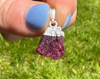 Colgante de rubí en plata de ley - Collar de cristal de rubí en bruto - Colgante de cristal de rubí en bruto - Colgante de plata de ley - Joyería de rubí, piedra natal