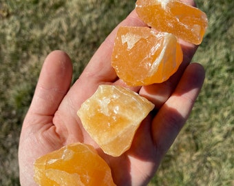 Calcita naranja en bruto (tamaños de 0,5" a 5") - Calcita naranja - Calcita naranja en bruto - Cristales - Calcita naranja natural - Energía positiva