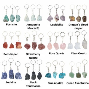 K&ouml;nnte beinhalten: Set mit 12 Kristall-Schl&uuml;sselanh&auml;ngern, jeder mit einem anderen Kristalltyp, darunter Fuchsit, Amazonit, Lepidolith, Drachenblutjaspis, Roter Jaspis, Erdbeerquarz, Rosenquarz, Klarer Quarz, Sodalith, Schwarzer Turmalin, Blauer Apatit und Gr&uuml;ner Aventurin.