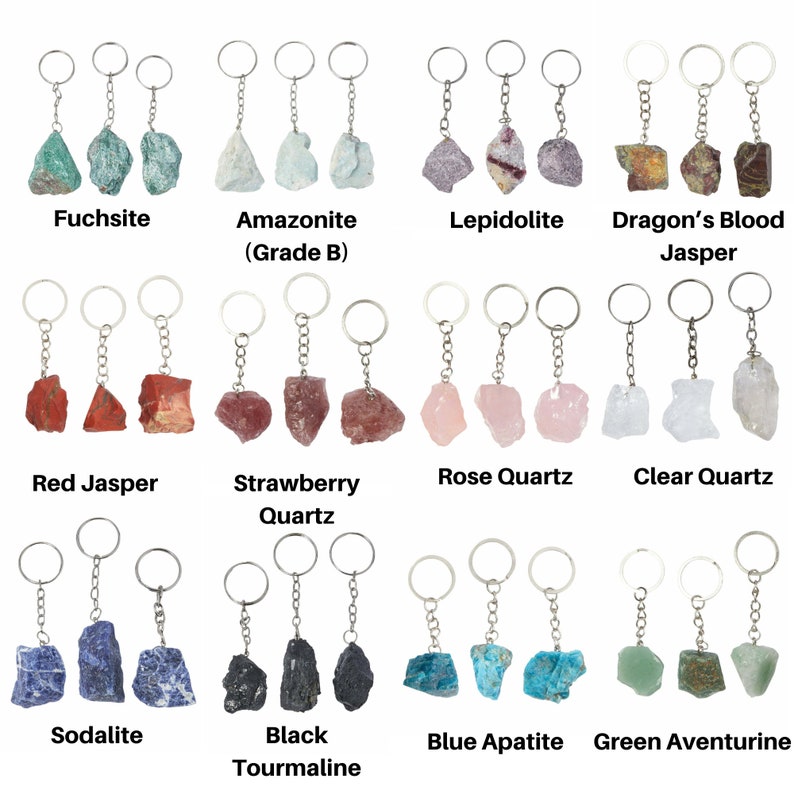 K&ouml;nnte beinhalten: Set mit 12 Kristall-Schl&uuml;sselanh&auml;ngern, jeder mit einem anderen Kristalltyp, darunter Fuchsit, Amazonit, Lepidolith, Drachenblutjaspis, Roter Jaspis, Erdbeerquarz, Rosenquarz, Klarer Quarz, Sodalith, Schwarzer Turmalin, Blauer Apatit und Gr&uuml;ner Aventurin.