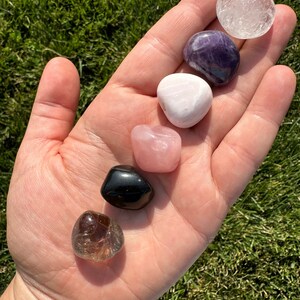 Puede incluir: Una colecci&oacute;n de seis piedras pulidas, que incluyen cuarzo transparente, amatista, cuarzo rosa, calcita blanca, cuarzo ahumado y obsidiana negra.