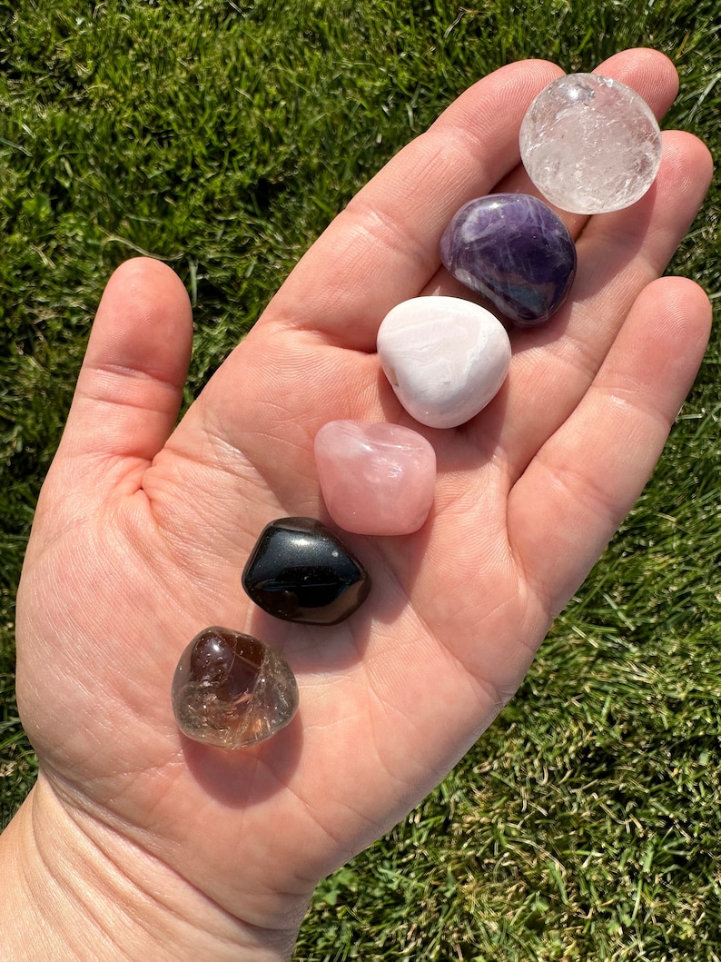 Puede incluir: Una colecci&oacute;n de seis piedras pulidas, que incluyen cuarzo transparente, amatista, cuarzo rosa, calcita blanca, cuarzo ahumado y obsidiana negra.