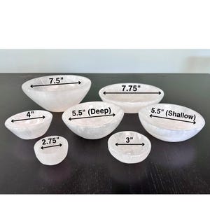 Pu&ograve; includere: Set di sei ciotole in selenite di diverse dimensioni, che vanno da 7,6 cm a 19,7 cm di diametro. Le ciotole sono bianche e hanno una finitura liscia e lucida.