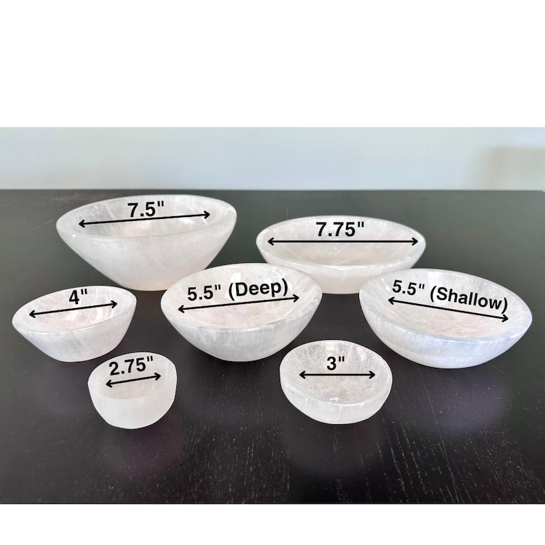 Pu&ograve; includere: Set di sei ciotole in selenite di diverse dimensioni, che vanno da 7,6 cm a 19,7 cm di diametro. Le ciotole sono bianche e hanno una finitura liscia e lucida.
