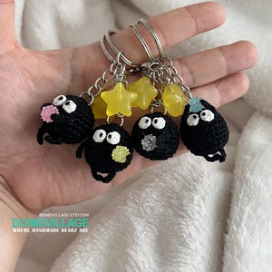 Amigurumi de 2,5 cm (1 pulgada) Pequeño duende de hollín con caramelo estrella *Hecho por encargo*