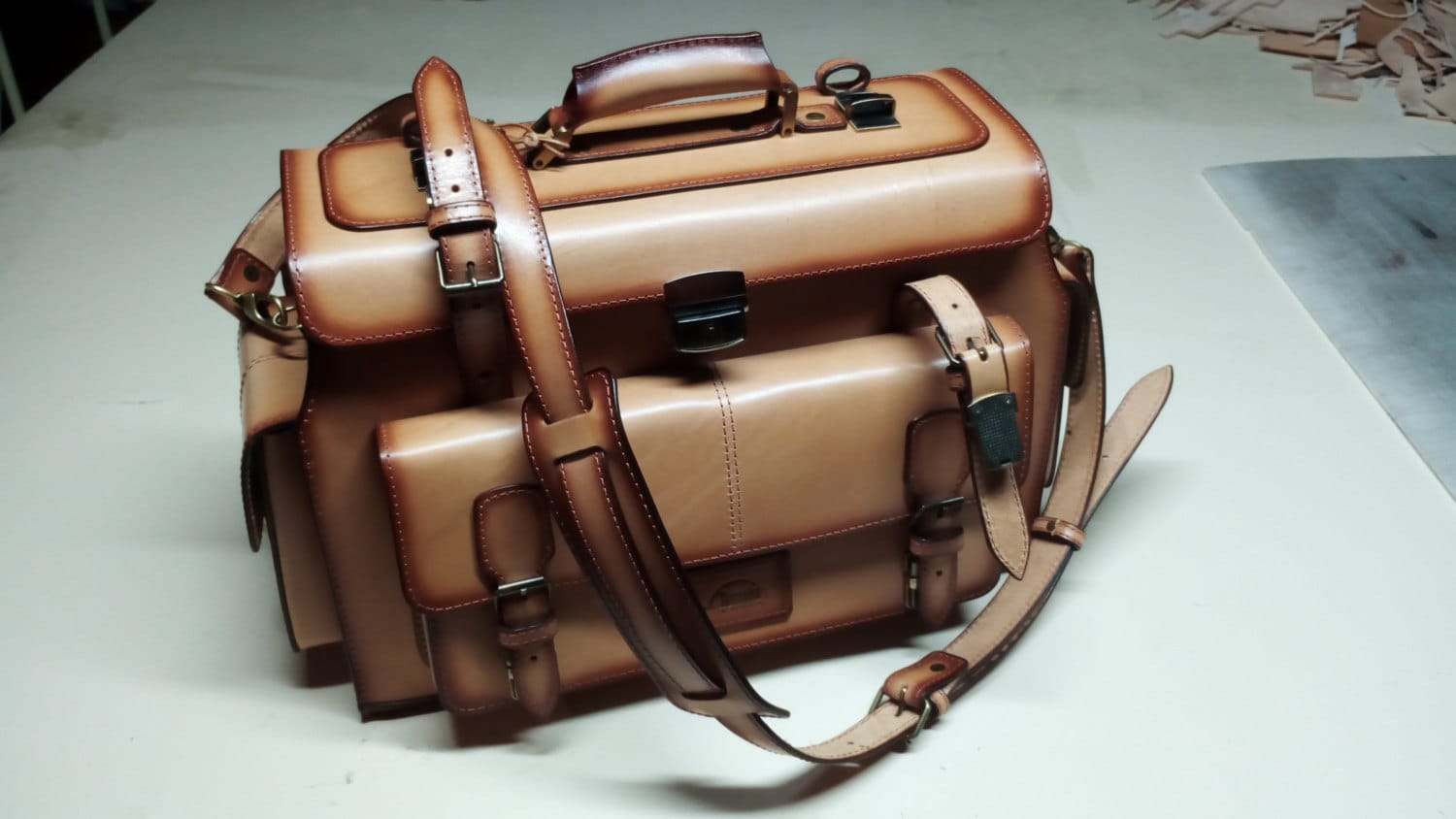 leather holdall with wheels