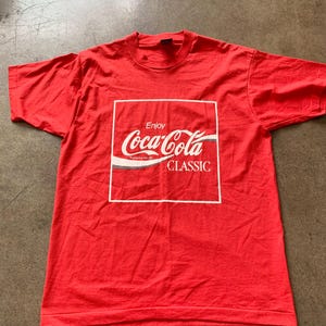 Maglietta rossa con logo della scatola Coca Cola vintage anni '90 / Extra Large (etichetta) XL (vestibilità approssimativa) / Made in USA / punto singolo